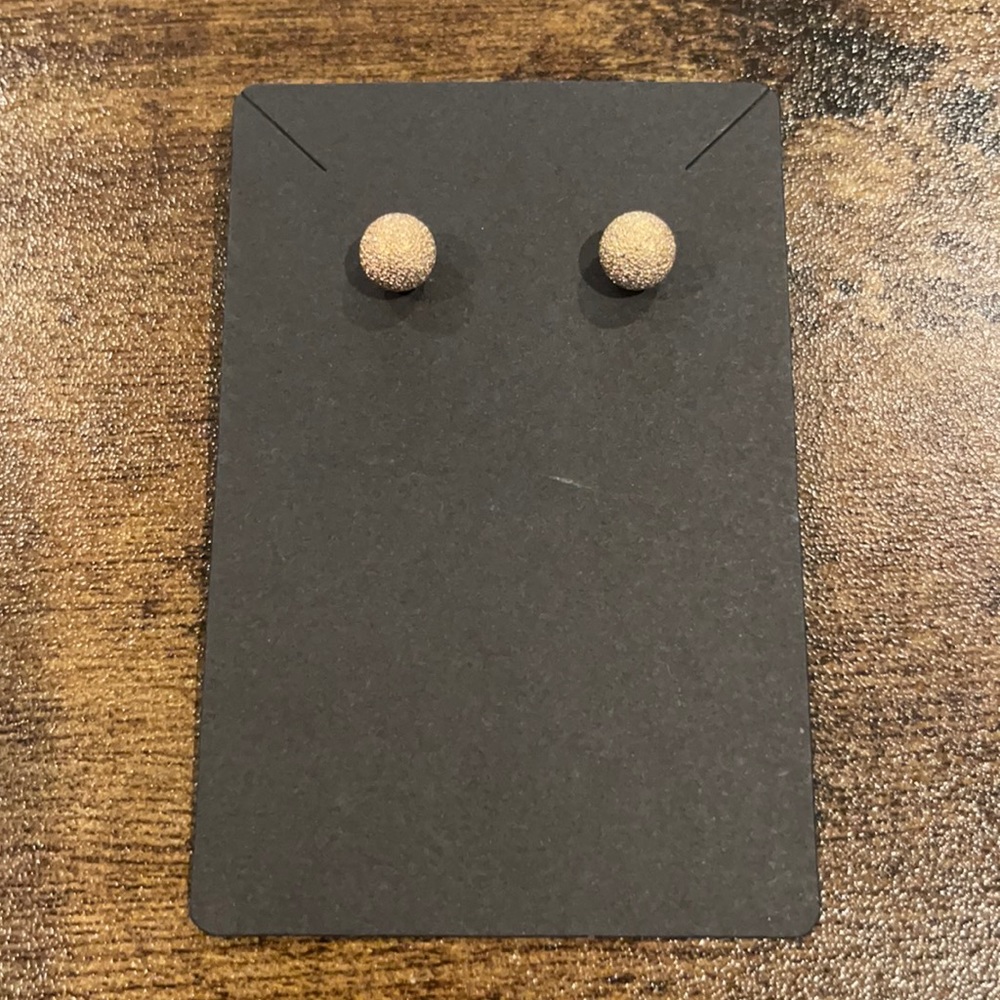 Gold ball stud earring